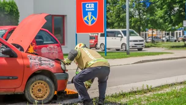 Domzale Slovenien Juli 2018 Ett Fordon Brinner Och Brandman Startar — Stockvideo