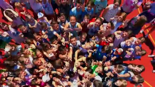 Grize Eslovenia Junio 2017 Los Niños Reúnen Muy Apretadamente Saludan — Vídeo de stock
