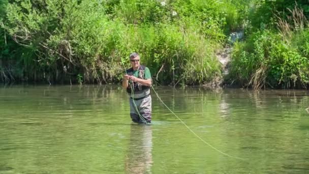 Hombre Está Esperando Pacientemente Agua Para Que Los Peces Atrapen — Vídeo de stock