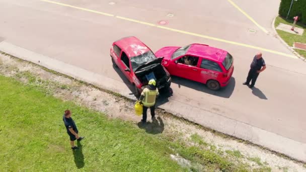 Domzale Slovenia 2018年07月消防士が車のボンネットの上で火事を起こす 空中射撃 — ストック動画