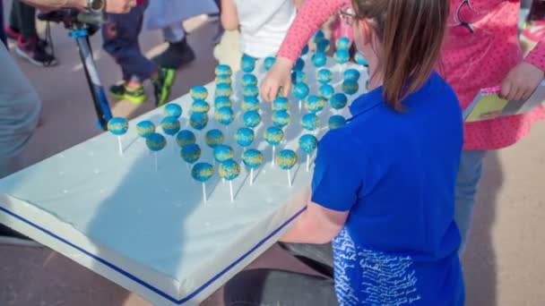 Domzale Slovénie Juin 2018 Les Enfants Prennent Des Gâteaux Pop — Video