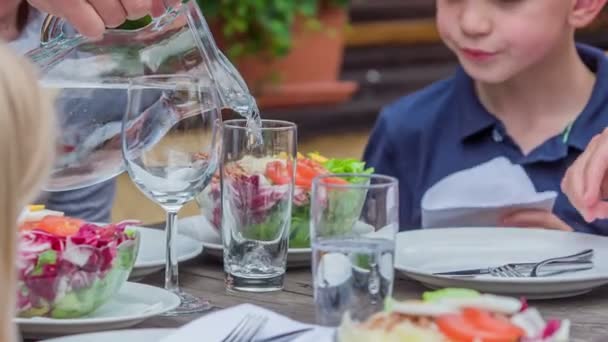 Père Verse Eau Fraîche Dans Verre Tout Monde Pendant Déjeuner — Video