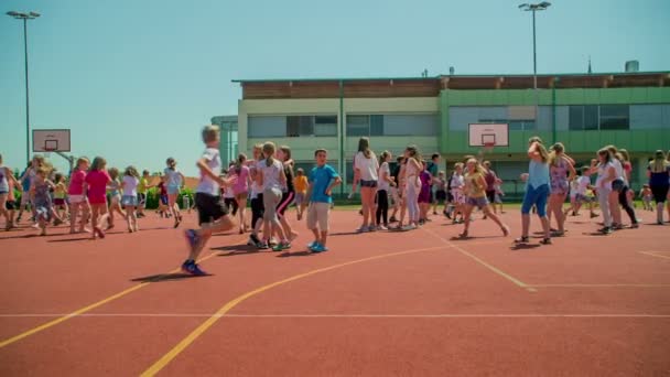 Grize Slovenia Haziran 2017 Çocuklar Spor Tesisinde Dışarıda Vakit Geçiriyorlar — Stok video