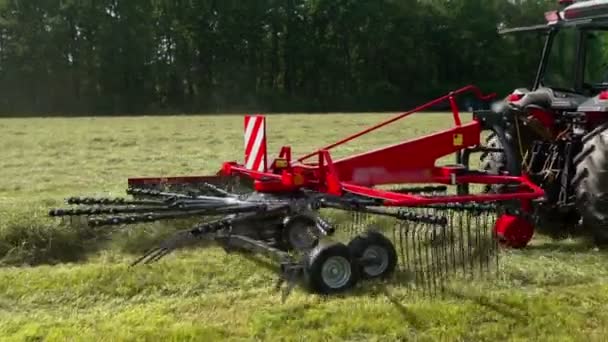 Tractor Está Tirando Maquinaria Rastrillos Rotativos Detrás Agricultor Está Preparando — Vídeos de Stock