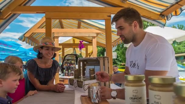 Domzale Slowenien Juni 2018 Eine Person Die Nussbutter Gläser Verkauft — Stockvideo