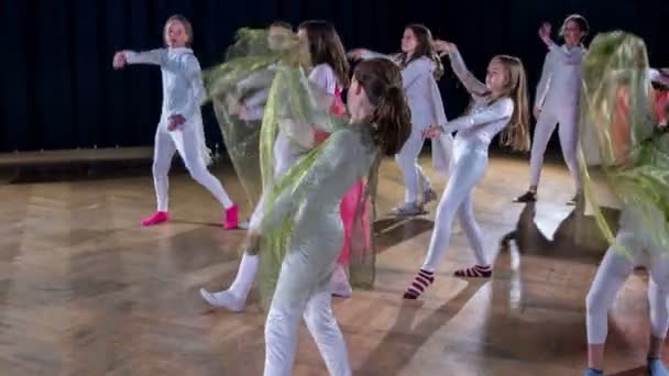 Meisjes Strakke Witte Kostuums Groene Capes Dansen Het Podium Treden — Stockvideo