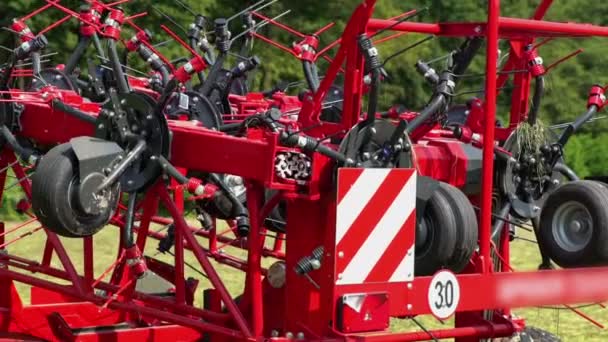 Döner Tırmık Makineleri Şimdi Bir Araya Toplandı Çiftlikler Güzel Yaz — Stok video