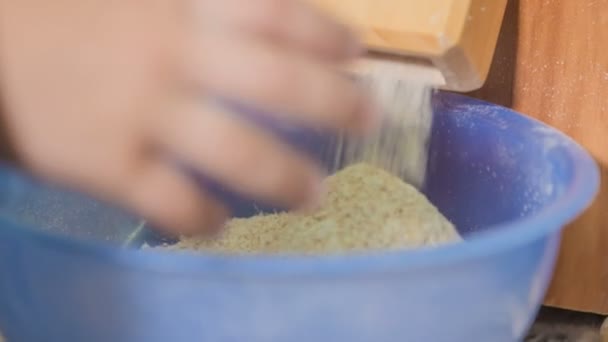 小さな木製のミル内で生産される小麦粉でゆっくりと満たされている青い容器 — ストック動画