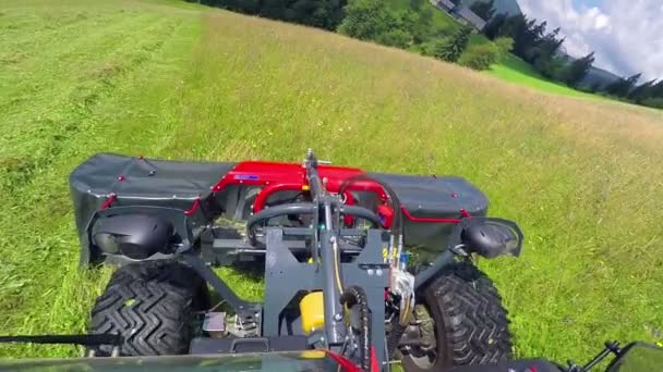 トラクターは大きな芝生畑で草を切っています その日は晴れで美しい — ストック動画