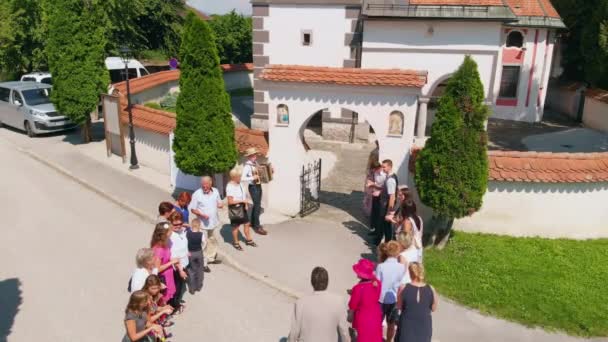 Domzale Eslovénia Julho 2018 Convidados Casamento Estão Esperando Frente Igreja — Vídeo de Stock