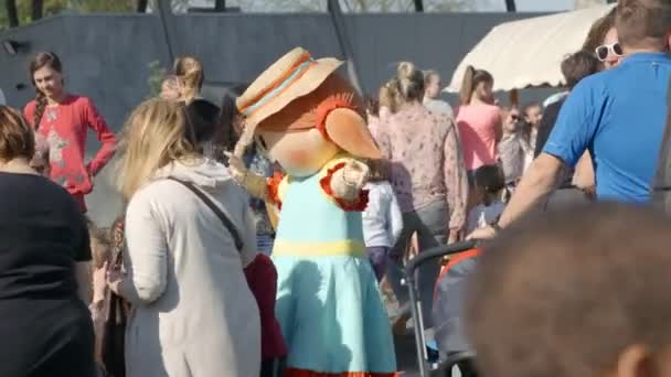 Domzale Slovenien Juni 2018 Glad Maskot Underhåller Publiken Det Finns — Stockvideo