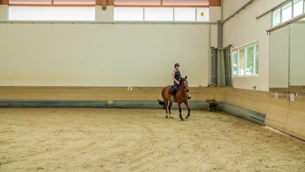 Een Jong Meisje Heeft Een Paardrijsessie Oefent Een Van Paardrijtechnieken — Stockvideo