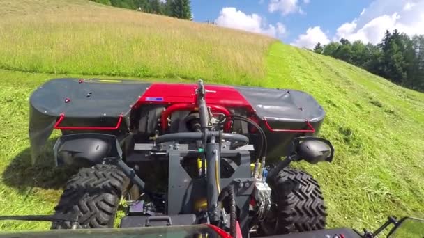 Traktor Jede Kopce Pak Přestane Řídit Den Slunečný Krásný Tráva — Stock video
