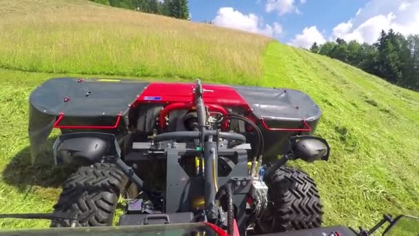 Tractor Conduce Cuesta Arriba Luego Deja Conducir Día Soleado Hermoso — Vídeos de Stock