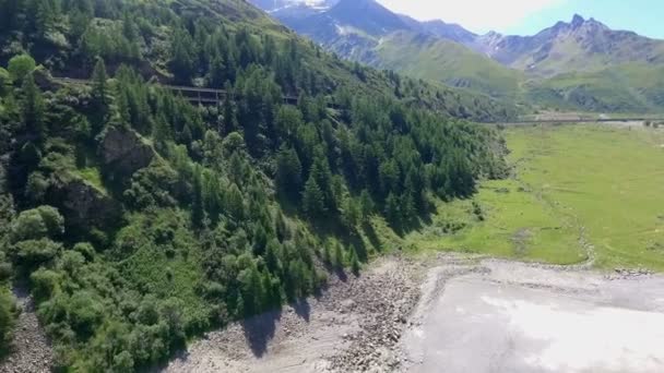 Imágenes Aéreas Hermosa Carretera Montaña Día Soleado — Vídeo de stock