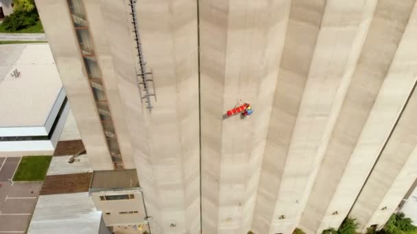 Bir Itfaiyeci Çok Yüksek Bir Binanın Tepesine Tırmanırken Yaralanan Birinin — Stok video