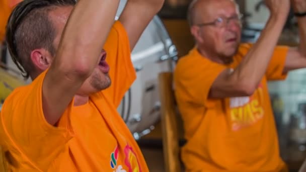 Domzália Szlovénia Július 2018 Rajongók Tapsolnak Kosárlabda Csapat Mindegyiken Narancssárga — Stock videók