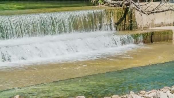 川の急流を見ることができますし 泡が作成されます 美しい夏の日 — ストック動画