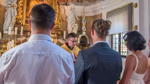 Domzale Slovenia 2018年7月在天主教教堂举行婚礼 牧师从圣经里大声说了些什么 — 图库视频影像