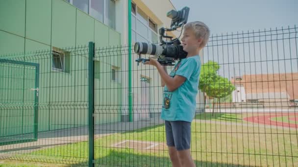 Grize Slovenia 2017年06月男の子が大きなカメラを持っていて 何かを記録している 彼らは演技クラスを持っている — ストック動画