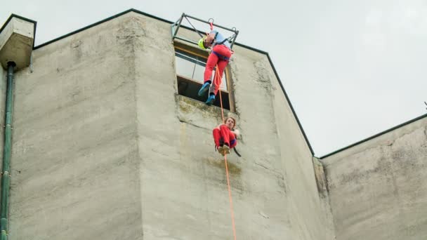 Dos Escaladores Cuelgan Una Cuerda Pueden Moverse Arriba Abajo Están — Vídeo de stock