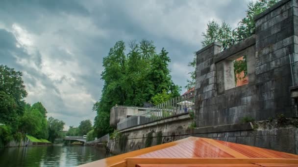 Barco Navega Lentamente Por Río Liublianica Parece Que Llover Porque — Vídeos de Stock