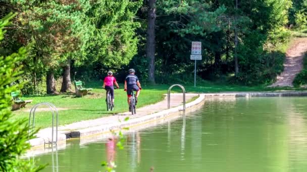 Doi Oameni Merg Bicicleta Într Natură Frumoasă Verde Într Însorită — Videoclip de stoc