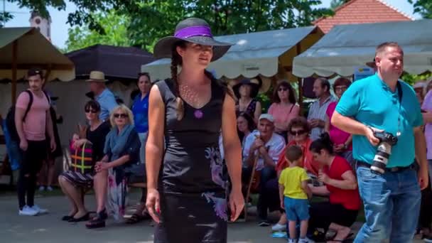 Gente Divirtiéndose Festival Sombreros Paja — Vídeo de stock