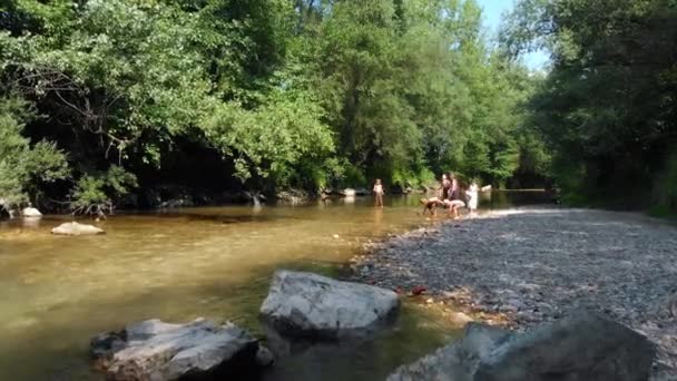 Παιδιά Περνούν Χρόνο Τους Έξω Και Πετάνε Πέτρες Στο Νερό — Αρχείο Βίντεο