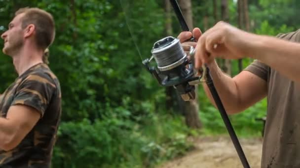 Trois Pêcheurs Enroulent Une Canne Pêche Afin Capturer Poisson — Video