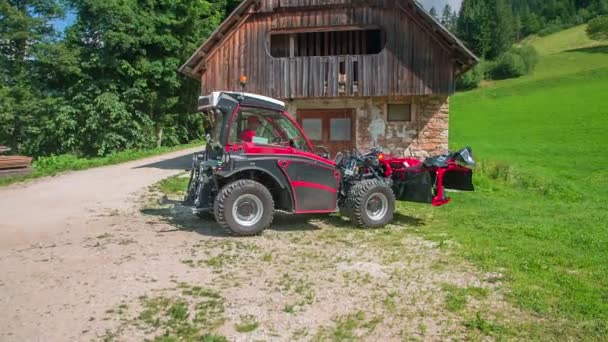 Czerwony Traktor Odjeżdża Farmy Wzgórzu Gdzie Zacznie Przygotowywać Siano — Wideo stockowe