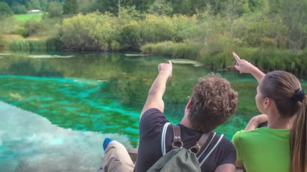 Jeune Couple Est Assis Près Beau Lac Quelque Part Milieu — Video