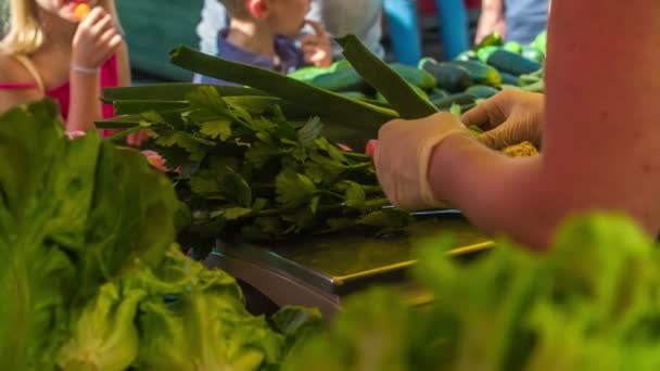 Een Groenteboer Weegt Selderij Weegschaal Draagt Ook Plastic Handschoenen — Stockvideo