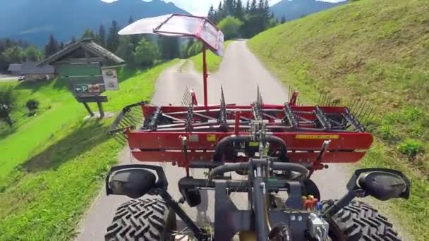 Tractor Está Conduciendo Cuesta Abajo Una Carretera Rural Acerca Granja — Vídeo de stock