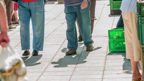 Anciano Está Caminando Con Cuatro Donas Una Bolsa Plástico Ajetreado — Vídeo de stock