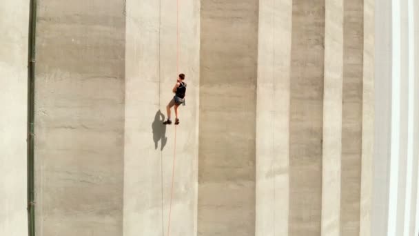 Genç Bir Dağcı Hızla Bir Duvara Tırmanıyor Bir Bina Çok — Stok video