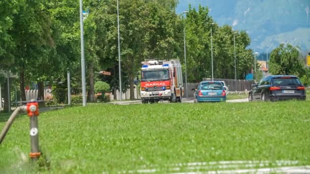 Domzale Eslovenia Julio 2018 Gran Camión Bomberos Gira Derecha Apresura — Vídeo de stock