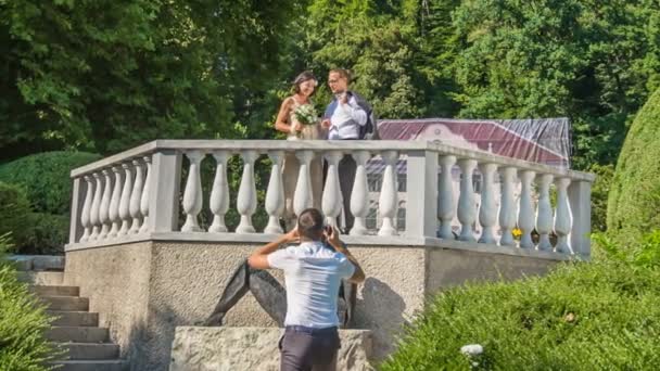 Ślub Para Robi Zdjęcia Balkonie Ładnym Zielonym Parku — Wideo stockowe