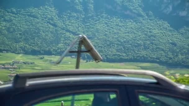 ロードトリップ中の車からの自然風景の映像 — ストック動画