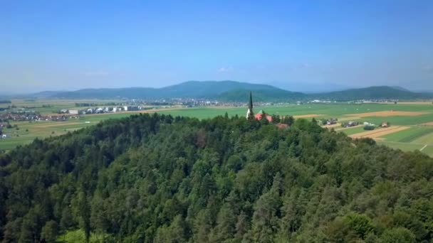 Ora Legale Campagna Tutto Verde Fiorente Una Chiesa Sulla Collina — Video Stock