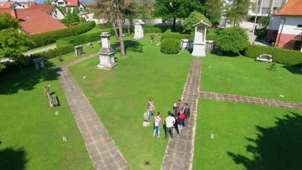 Zalec Celje Slovenië Mei 2017 Toeristen Staan Midden Romeinse Necropolis — Stockvideo
