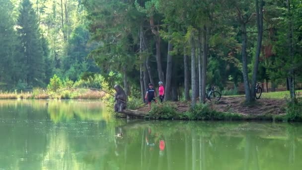 Pár Stojí Okraji Velkého Zeleného Jezera Pozoruje Přírodu Dávají Pauzu — Stock video