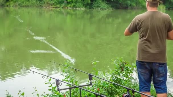 Рыбак Рыбачит Красивой Природе Тянет Рыболовный Крючок Назад — стоковое видео