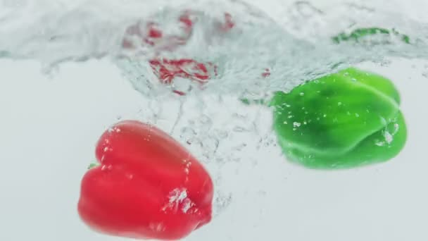Зеленый Красный Перец Падают Воду — стоковое видео
