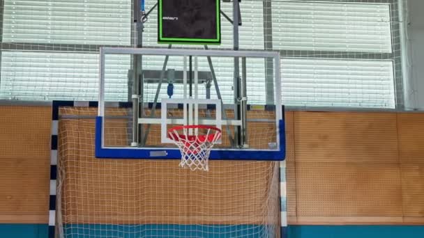 Jeune Étudiant Essaie Faire Tomber Ballon Travers Jante Mais Réussit — Video