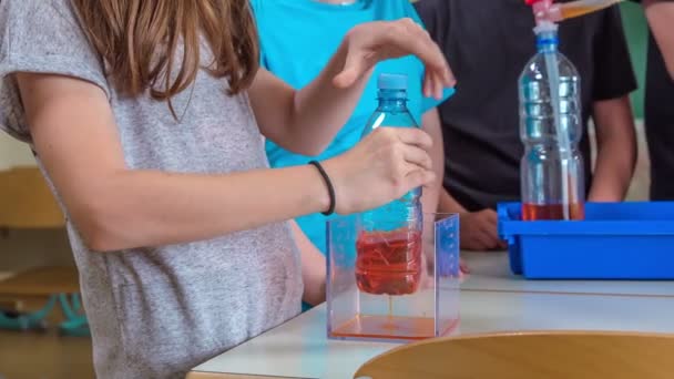 Ein Junges Mädchen Zeigt Ihren Mitschülern Während Des Chemieunterrichts Ein — Stockvideo