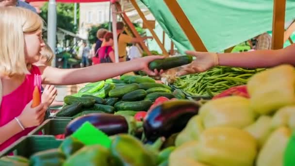 Domzale Slovinsko Června 2018 Lidé Nakupují Čerstvou Zemědělskou Produkci Trhu — Stock video