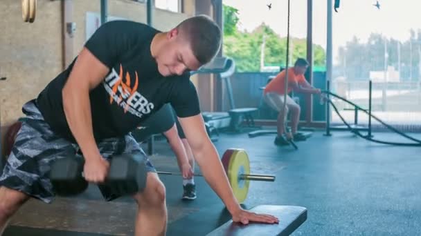 Domzale Slovenia Temmuz 2018 Iki Adam Spor Salonunda Birlikte Çalışıyor — Stok video