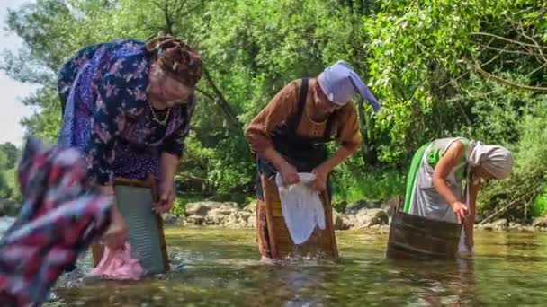 高齢者の女性はまだ懸命に働いており 川で洗濯しています これは古い伝統です — ストック動画