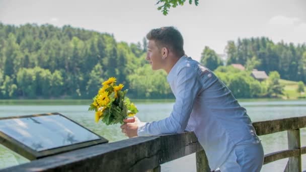 Jovem Bonito Está Observando Água Lago Ele Está Segurando Agradável — Vídeo de Stock